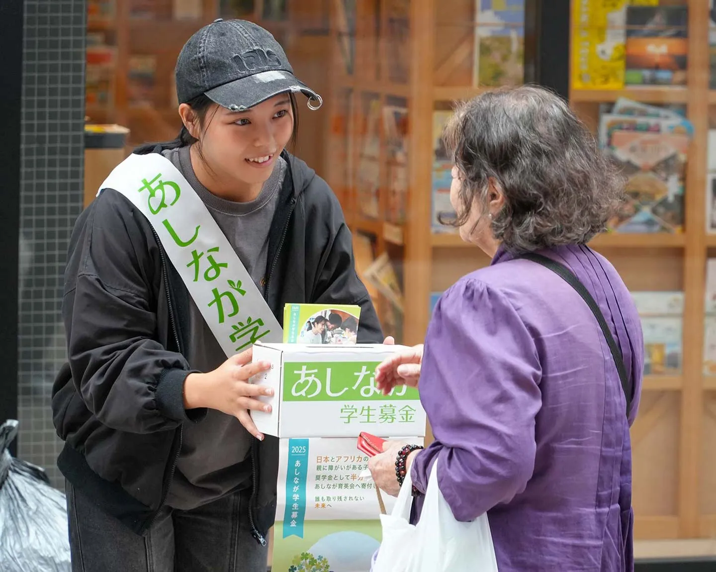 スケッチグラム所属作家が絵を描いているイメージ