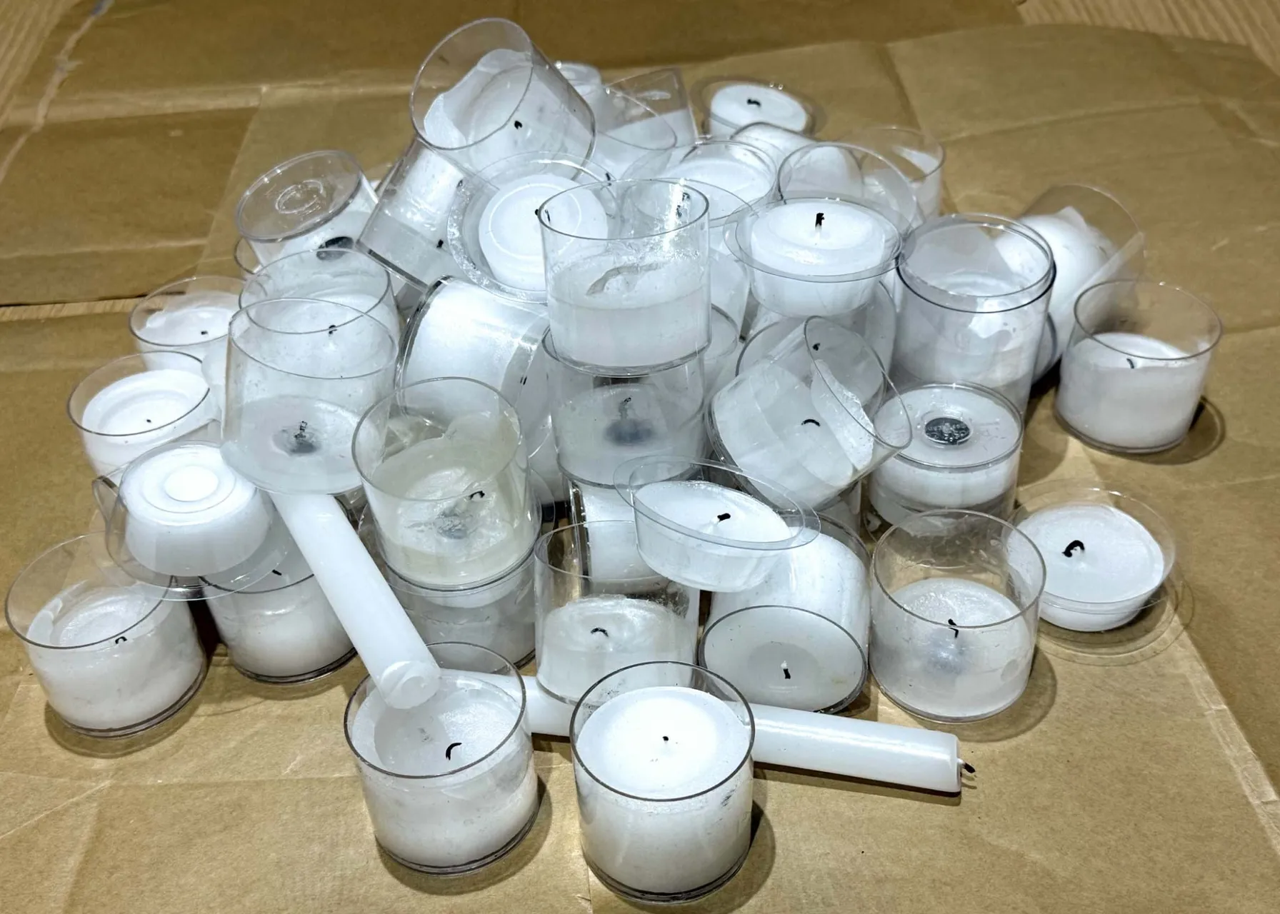 使用済みロウソクを集めたイメージ