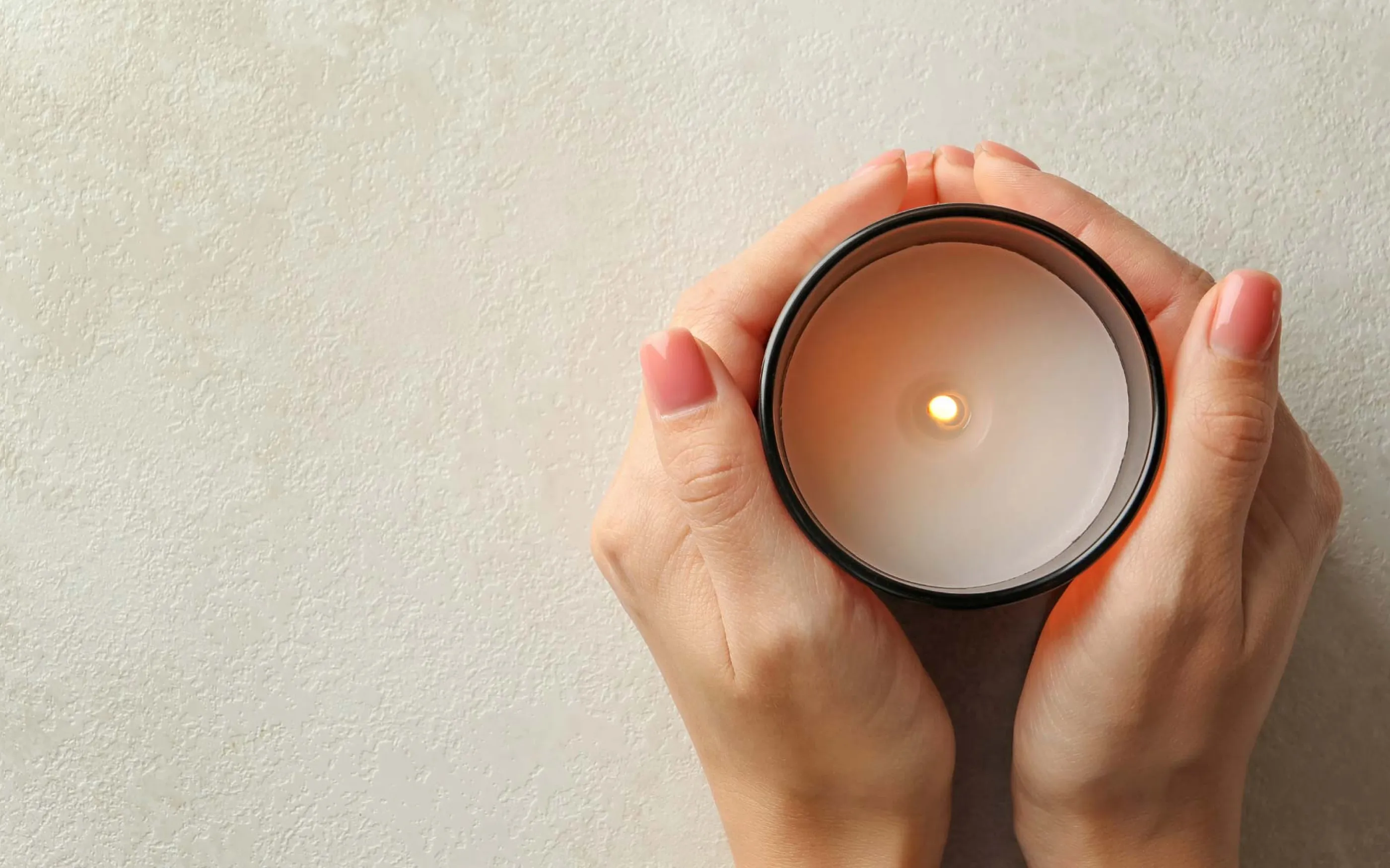 あなたの暮らしにあたたかで優しい灯りを——｜ロウソクのイメージ