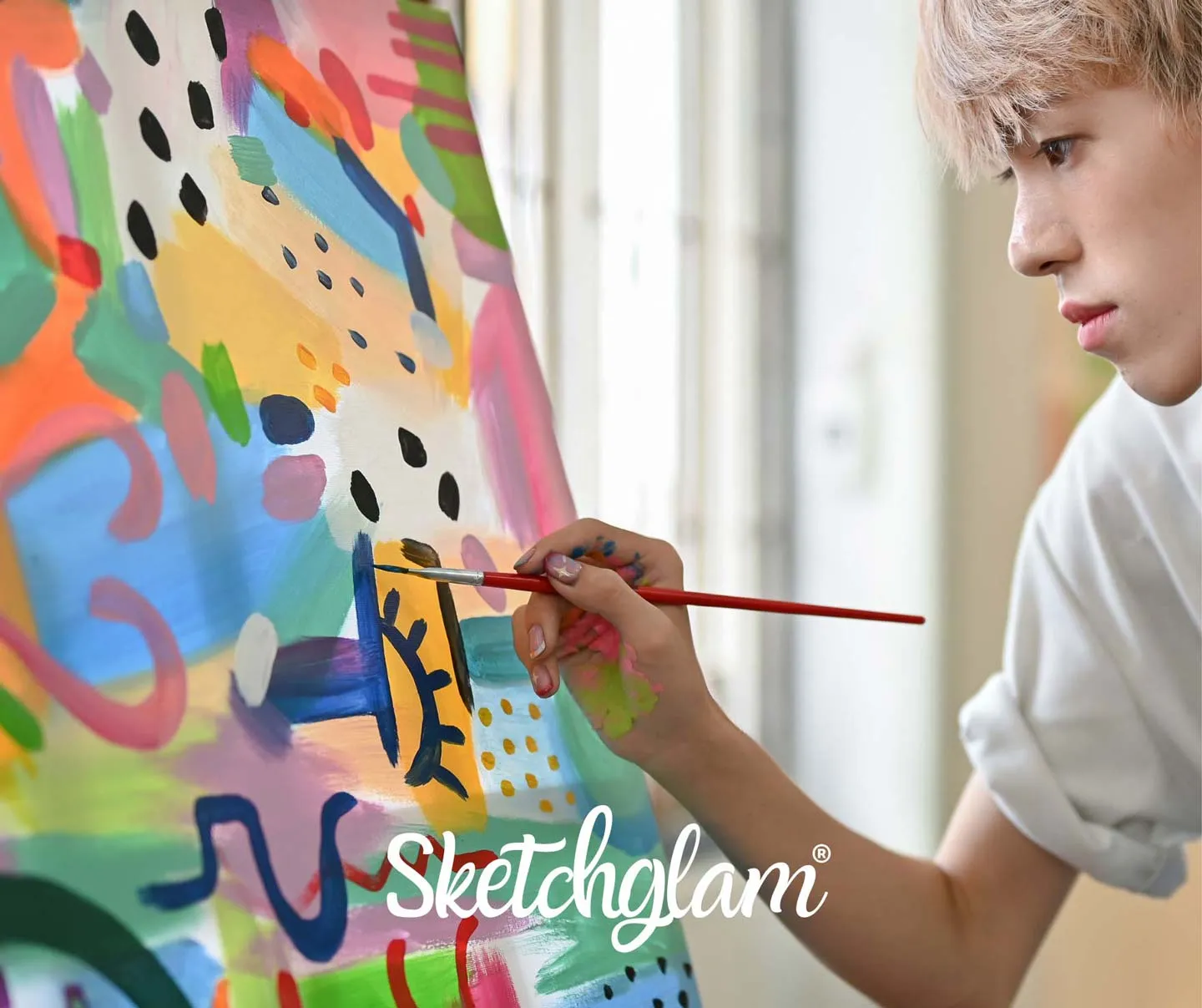 スケッチグラム所属作家が絵を描いているイメージ